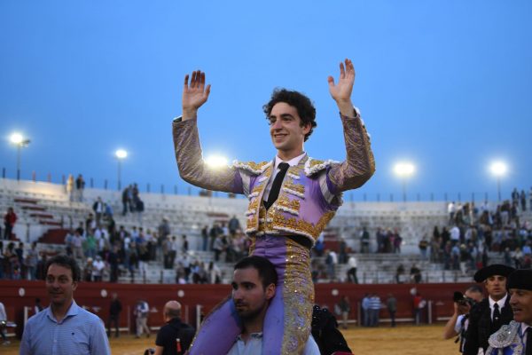 Víctor Hernández cierra Torres de la Alameda por la puerta grande