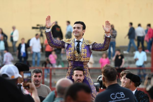 Cristian Pérez, tres orejas y Puerta Grande en la vuelta, tras 4 años, de los festejos mayores a Algete