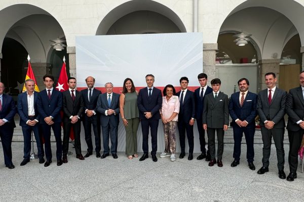 La Comunidad de Madrid recibe a los finalistas de la Copa Chenel