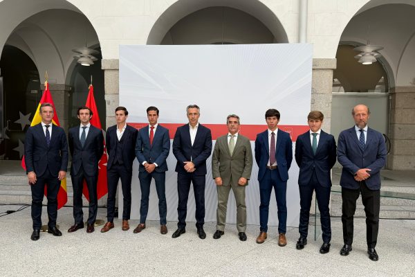 La Comunidad de Madrid recibe a los finalistas de la Copa Chenel y del Circuito de Novilladas de Madrid