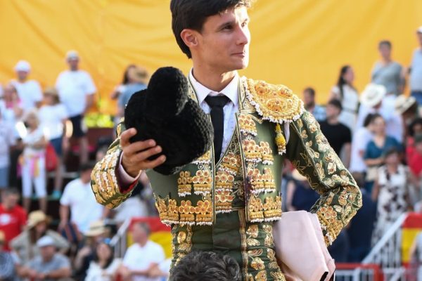 Manuel Diosleguarde corta las dos orejas a un importante “Caramelo” en Daganzo de Arriba