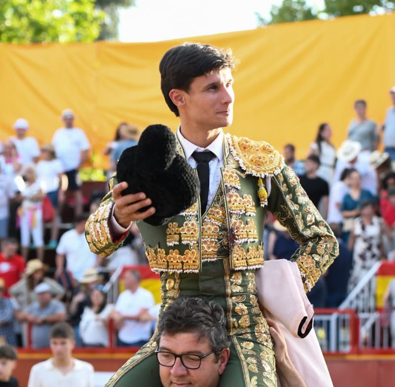 Manuel Diosleguarde corta las dos orejas a un importante “Caramelo” en Daganzo de Arriba
