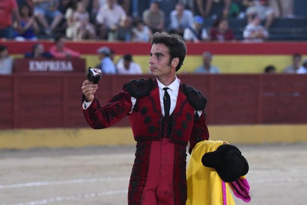 Alejandro Marcos corta la oreja a un toro de Los Maños en Valdetorres de Jarama