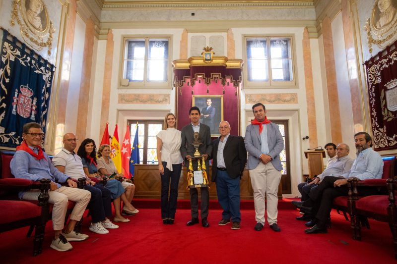 Héctor Gutiérrez recibe el Trofeo Patrimonio de la Humanidad tras su triunfo en la Copa Chenel