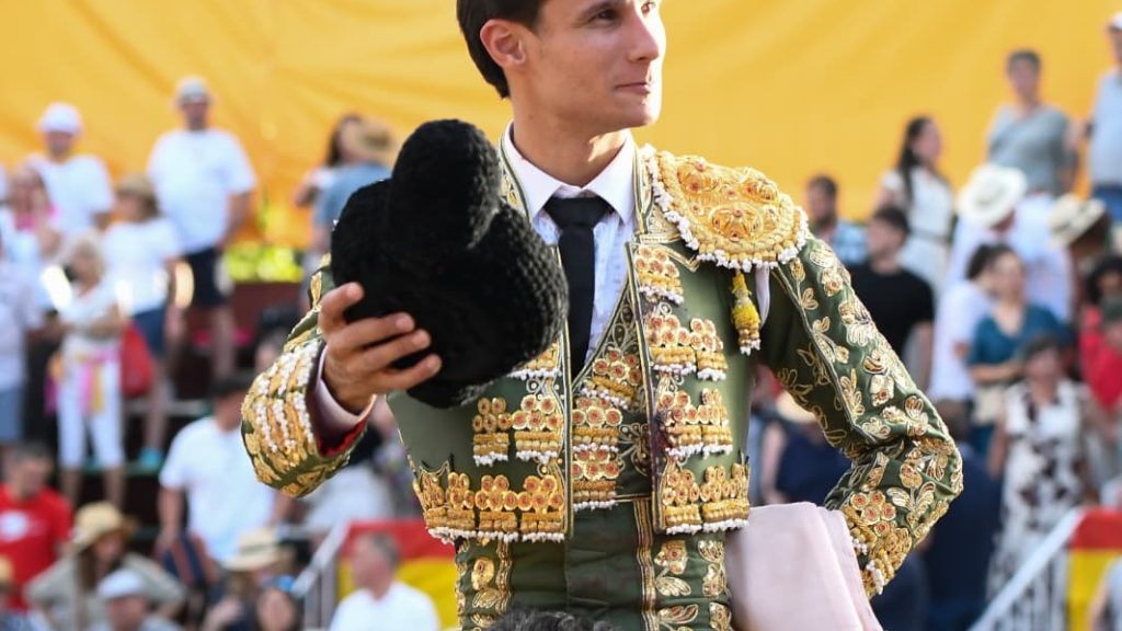 Manuel Diosleguarde corta las dos orejas a un importante “Caramelo” en Daganzo de Arriba