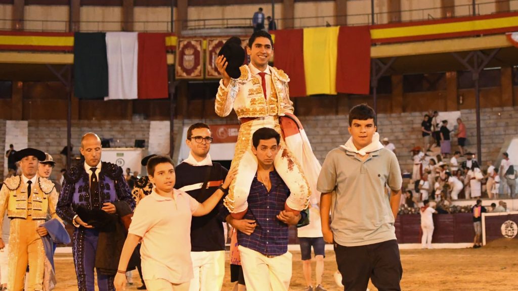 Puerta grande de Héctor Gutiérrez y oreja para Mario Navas en San Martín de Valdeiglesias