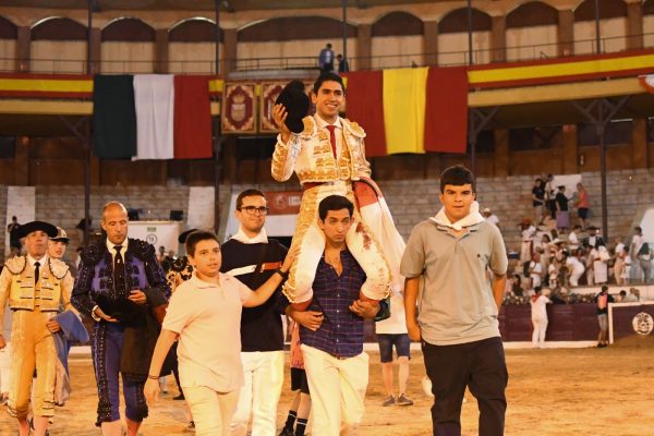 Puerta grande de Héctor Gutiérrez y oreja para Mario Navas en San Martín de Valdeiglesias