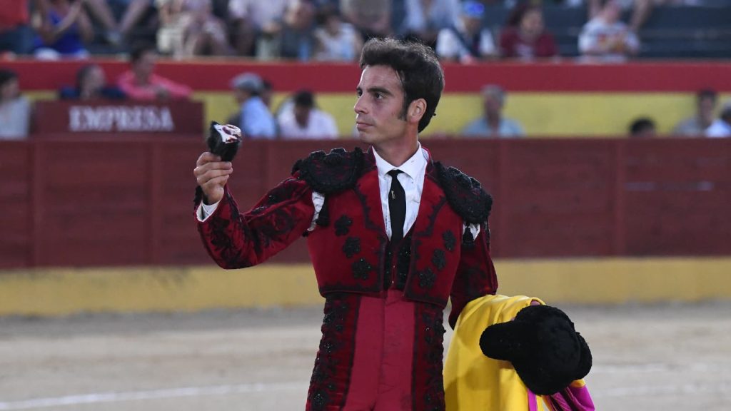 Alejandro Marcos corta la oreja a un toro de Los Maños en Valdetorres de Jarama