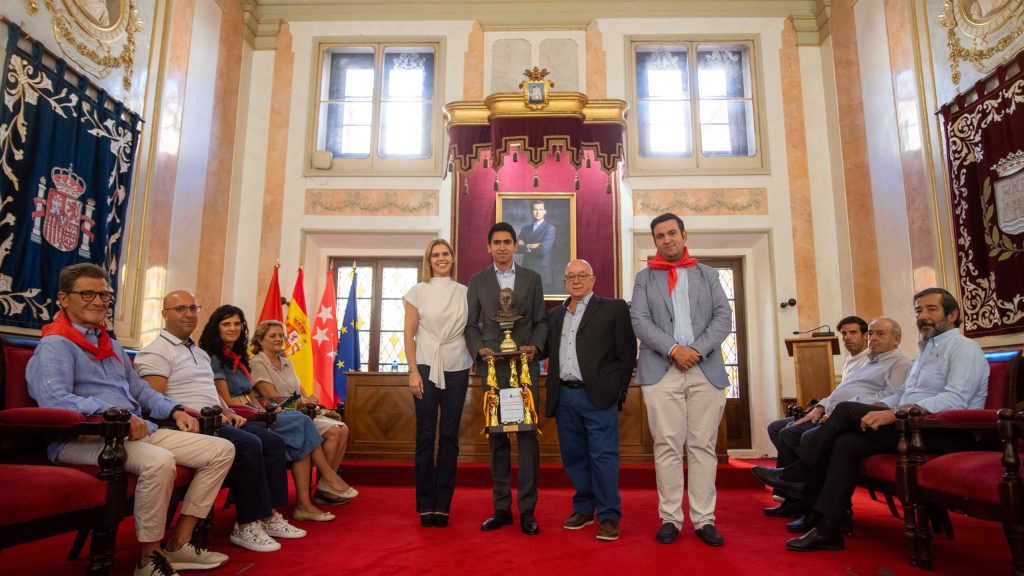 Héctor Gutiérrez recibe el Trofeo Patrimonio de la Humanidad tras su triunfo en la Copa Chenel